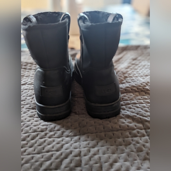 Uggs genuine leather waterproof black boot. - Picture 3 of 6